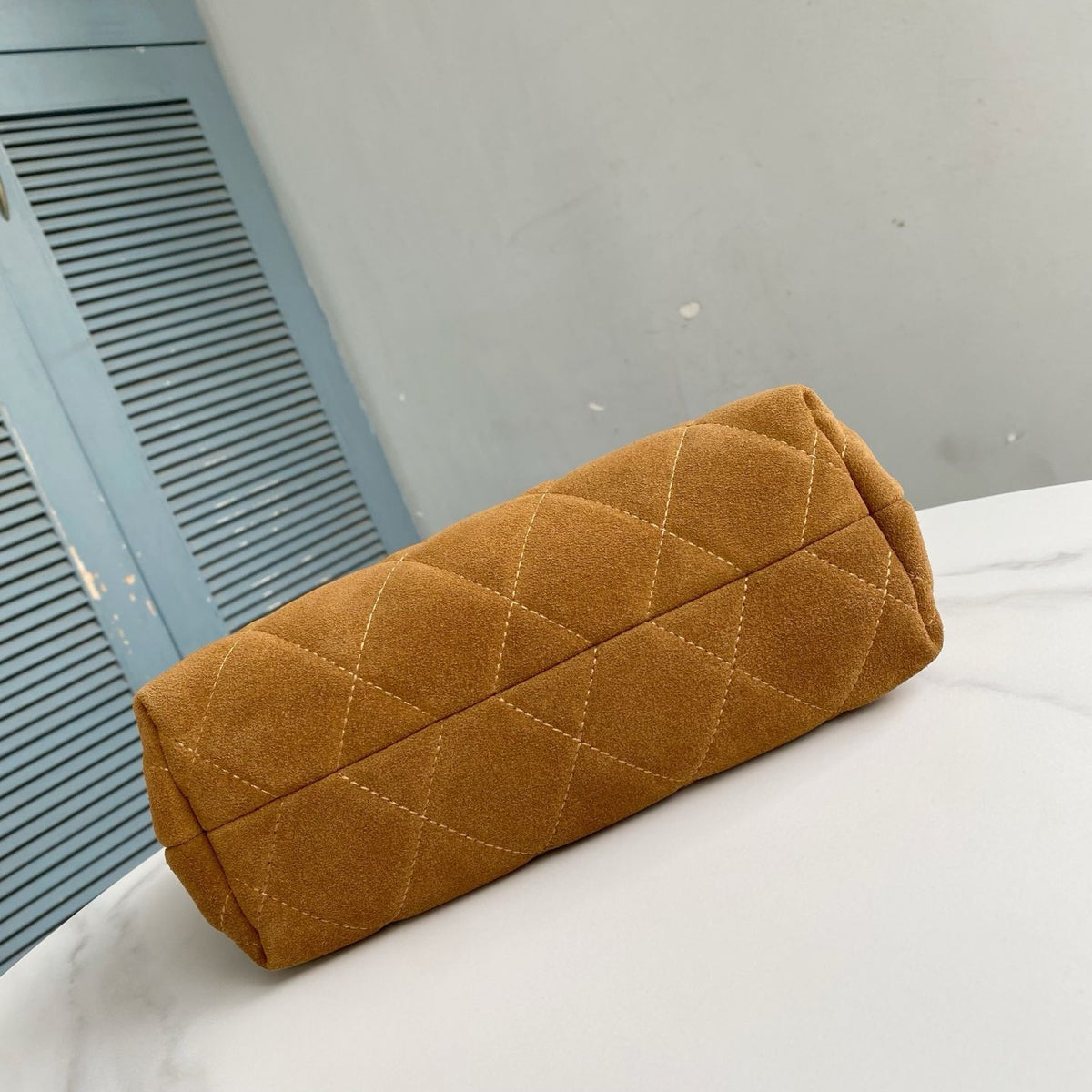 The TB new Fleming series is refreshed with a lightweight and slender quilted diamond grid pattern. This small handbag is crafted from soft leather and features a magnetic snap button with two pockets for easy storage. It can easily accommodate a tablet