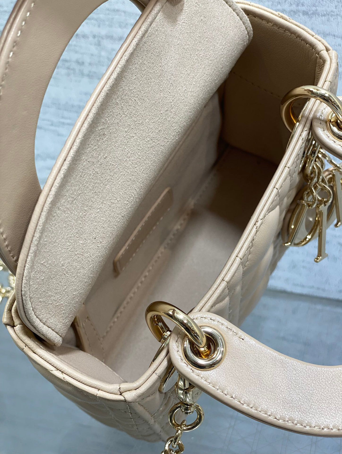 Ready in stock Classic Lady Bag, a must-have three-compartment bag for everyone. Charming, elegant and full of aura. It is also full of femininity when carried cross-body. Classic fashion style. This beautiful bag is available on Instagram and many fashio