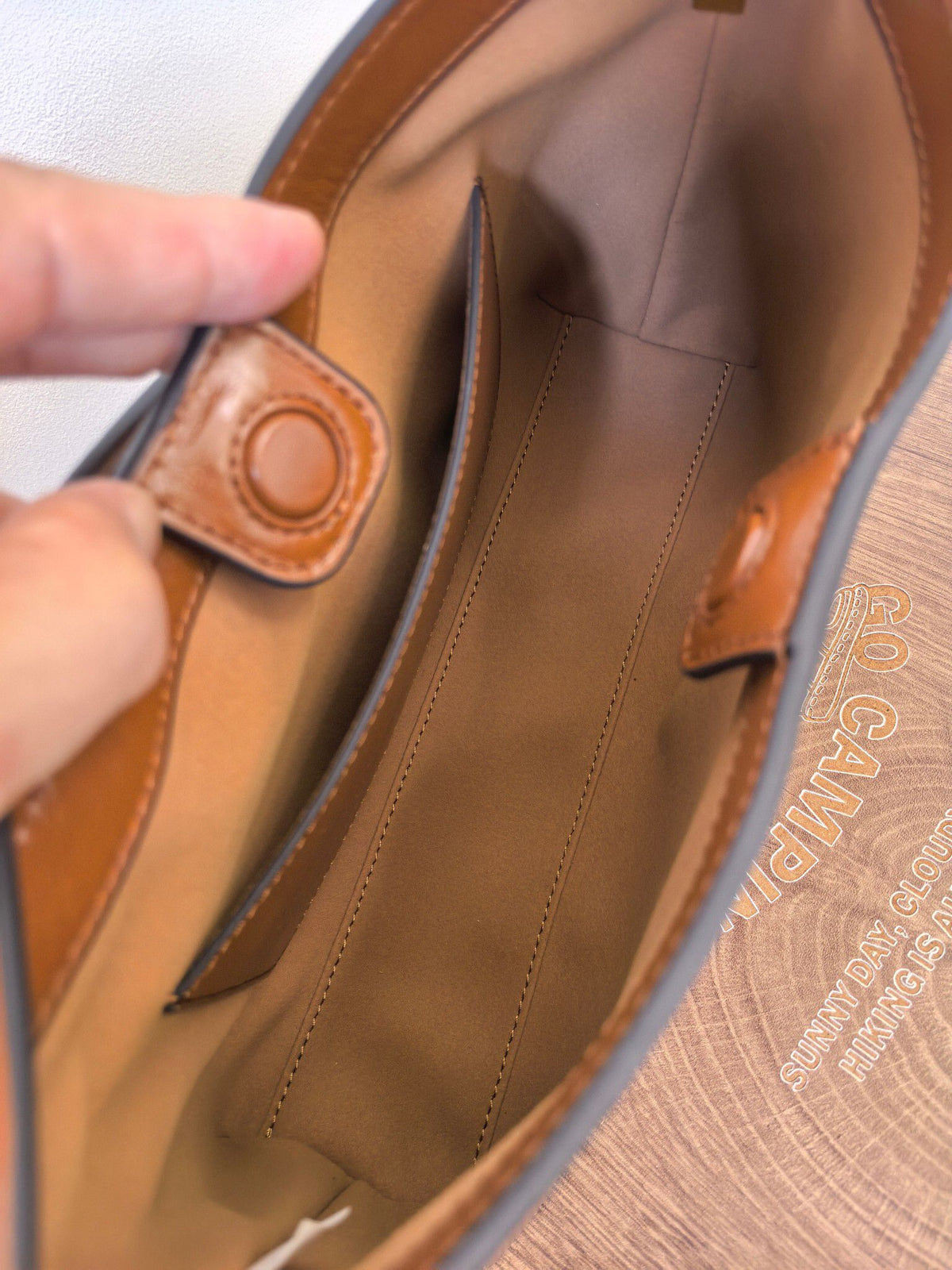 Number: TORY BURCH SMART ROBINSON SHOULDER BAG. The new model is made of oil and wax cowhide, with a smooth and textured surface for daily maintenance. It is super convenient and simple in style. The metal logo is low-key and has a sense of detail. The