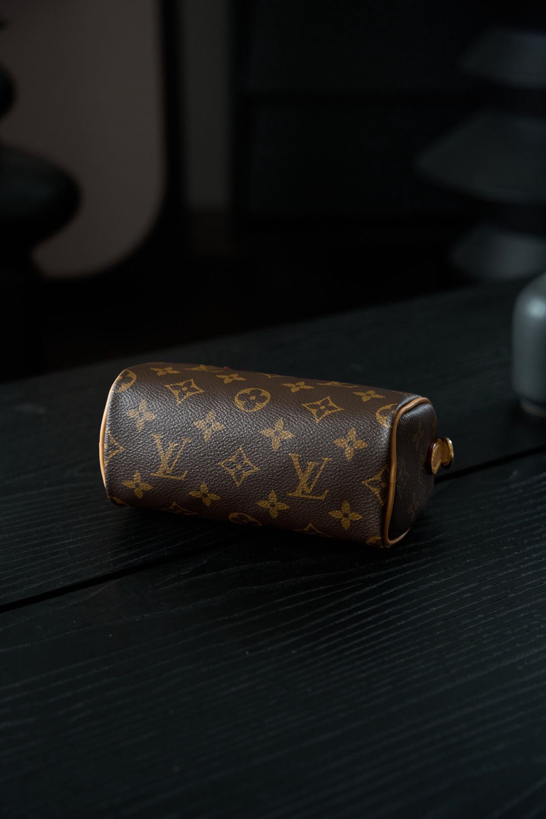 M81085 new mini pillow, made of all-steel and original diamond-patterned aged fabric, with all-steel vacuum-plated hardware. This model is not a chip version, and it still adopts the internal code system, which is absent. Any pillow with a chip is not