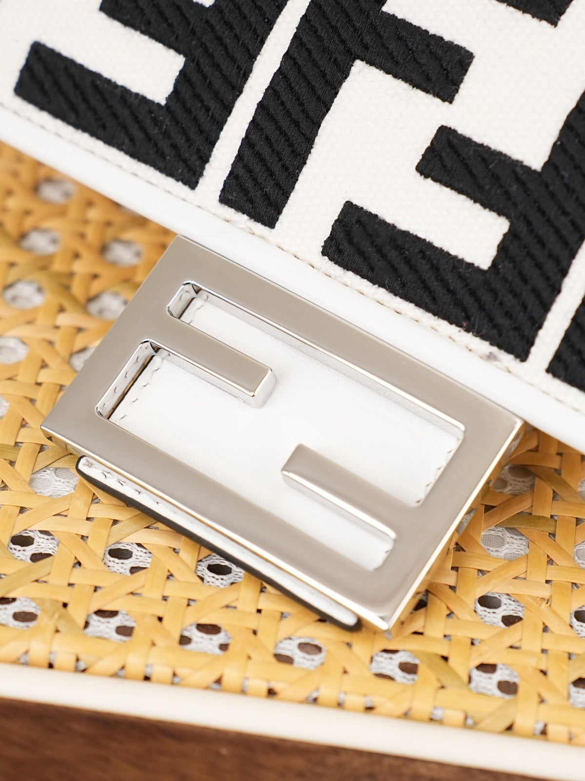 Model 6004, small size 20cm, FENDI's popular classic Baguette, crafted from high-quality canvas with advanced techniques. The entire bag features double FF three-dimensional embroidery, boasting an unparalleled texture. It comes with a detachable shoulder