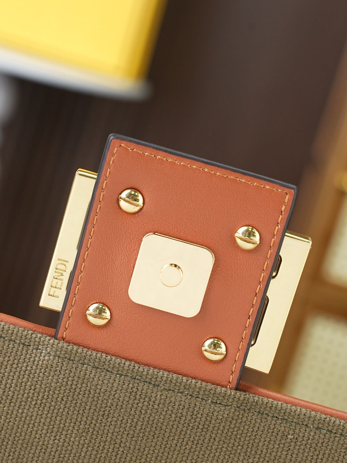 Model 18004, size 266.5 x 13.5 cm, top-grade original FENDI, popular classic Baguette. The raw material is made of high-quality canvas craftsmanship. The entire bag features double FF three-dimensional embroidery, with an unparalleled texture. It comes