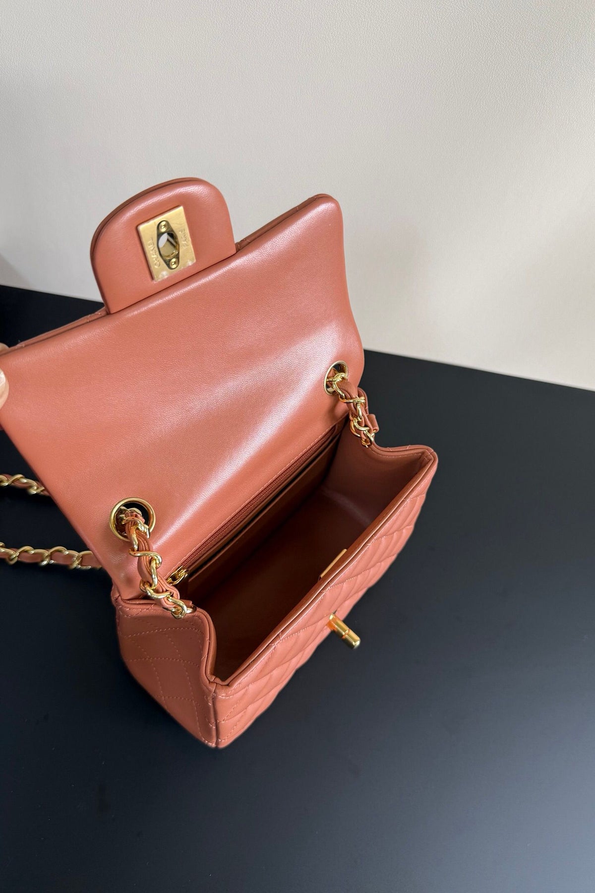 Caramel color gold buckle Classic Flap classic Cf square fat return is exquisite and durable. It is a timeless style that can be matched with anything.