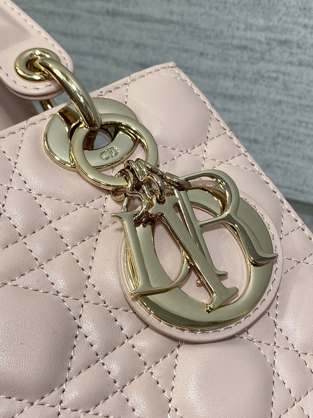 Rouge powder is in stock. Sheepskin Bing is smart, dazzling and bold. The visual impact of science fiction is so shocking. The pearlescent effect on the whole bag is like a laser. It is as stunning as a rainbow. It is more powerful when paired with silver