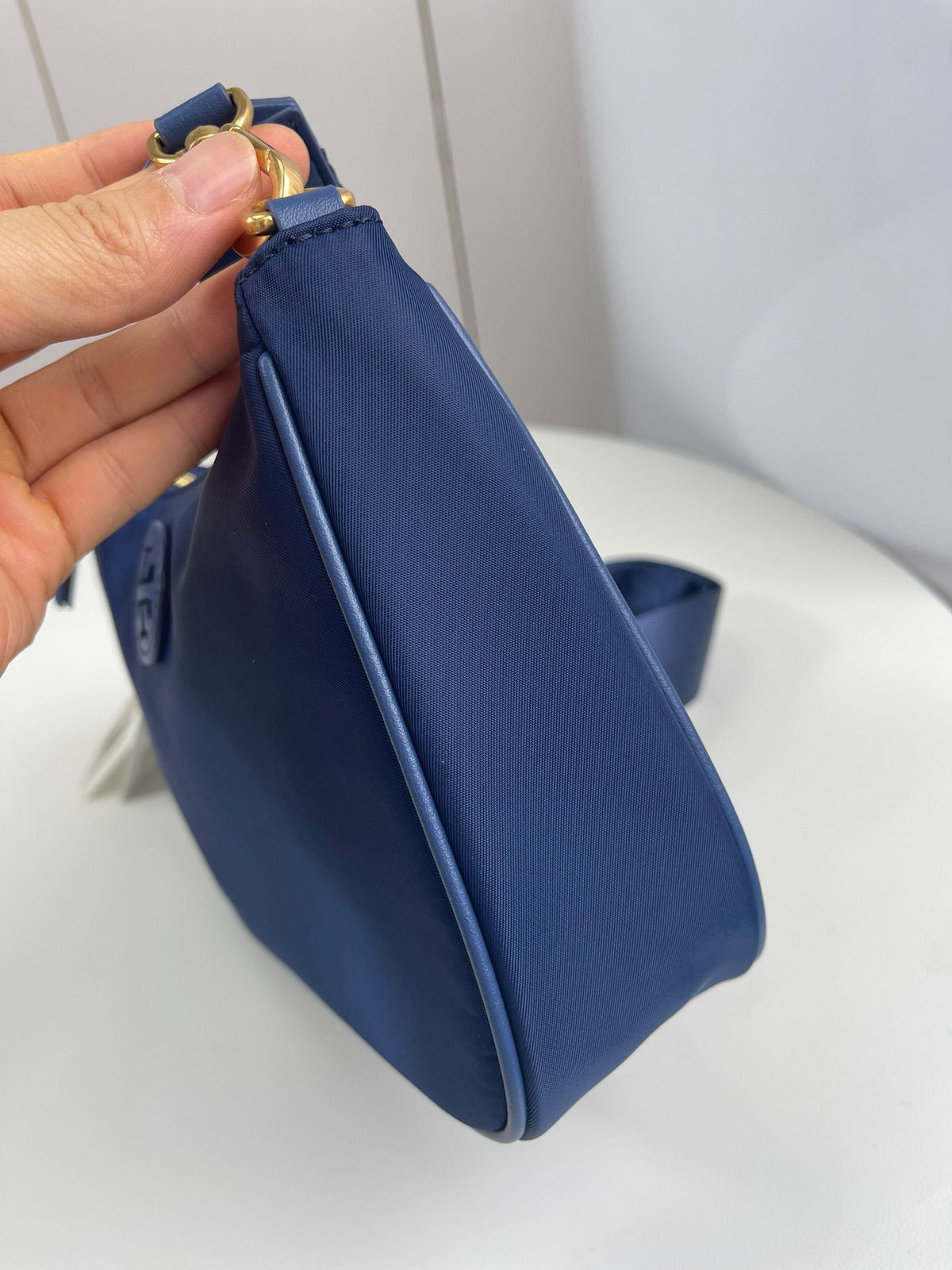 Number H042: New Torybunch Nylon Stray Bag, a super popular crossbody bag that looks perfect at a glance. The same Prada style TB new webminlhobo crossbody bag is made of waterproof nylon material, with a super lightweight body and wide shoulder straps