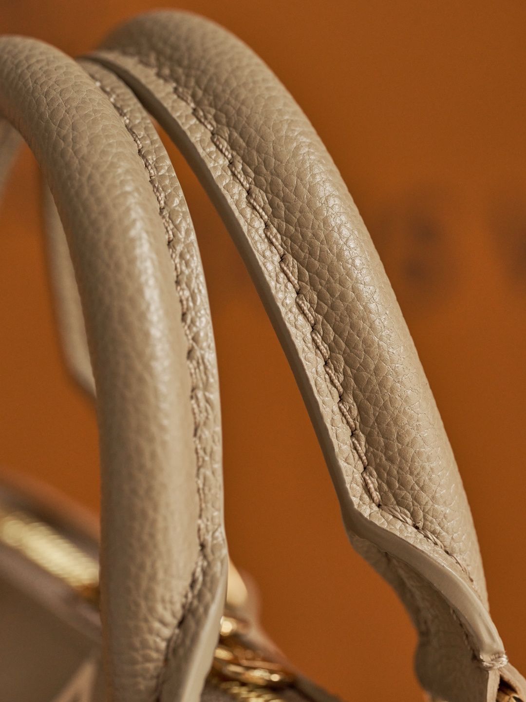 This handbag, M46575, is an exclusive online launch. It is crafted according to the Z-grade customization process in France. It features a dynamic chip code change, original factory-specific fabric, and original factory-specific 316F stainless steel hardw