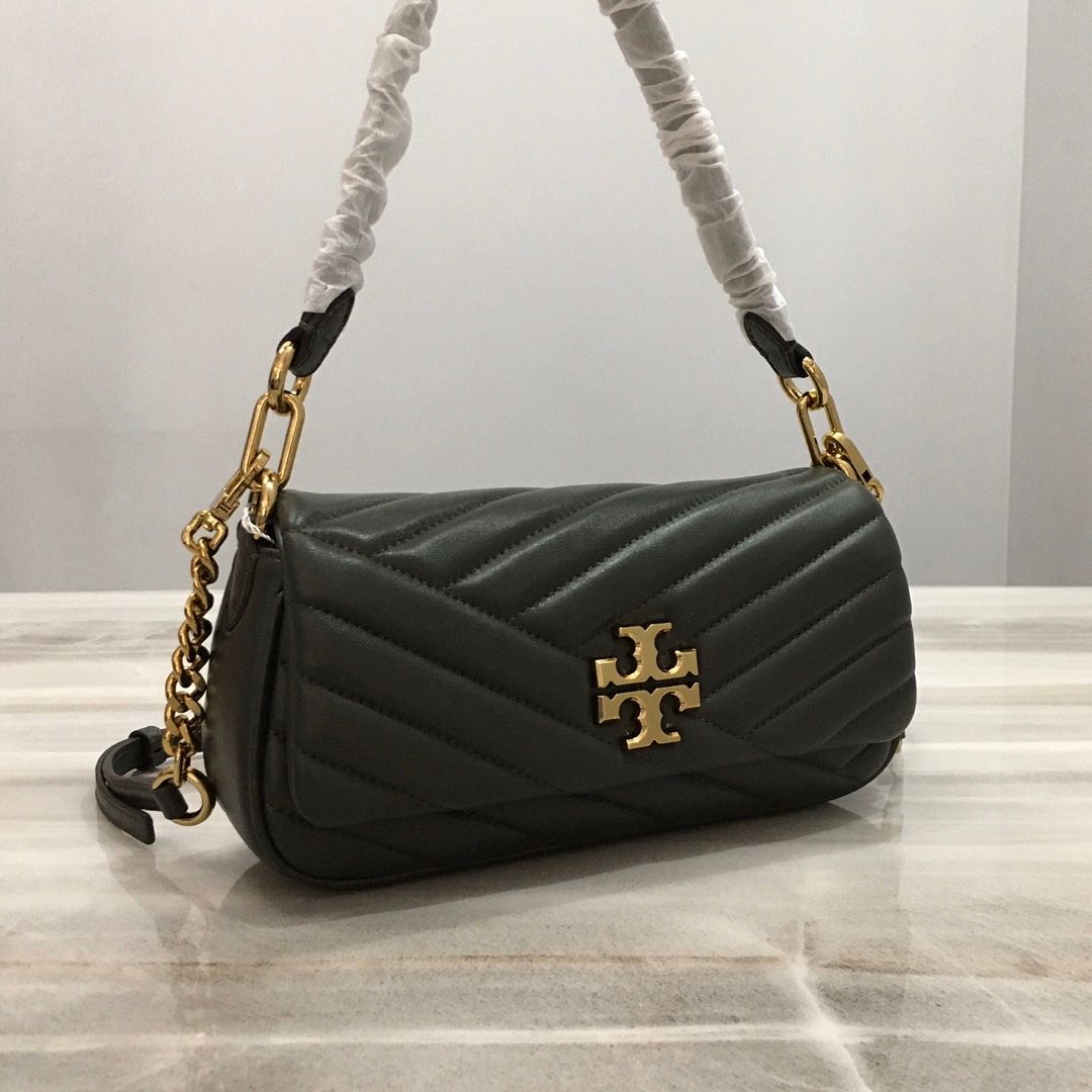 TB Toribochi's new Kira armpit bag, new Kira shoulder bag, lightweight and suitable for being clipped under the armpit. Selected herringbone pattern quilted lambskin is made with tea gold metal accessories, iconic sloping double T logo and detachable