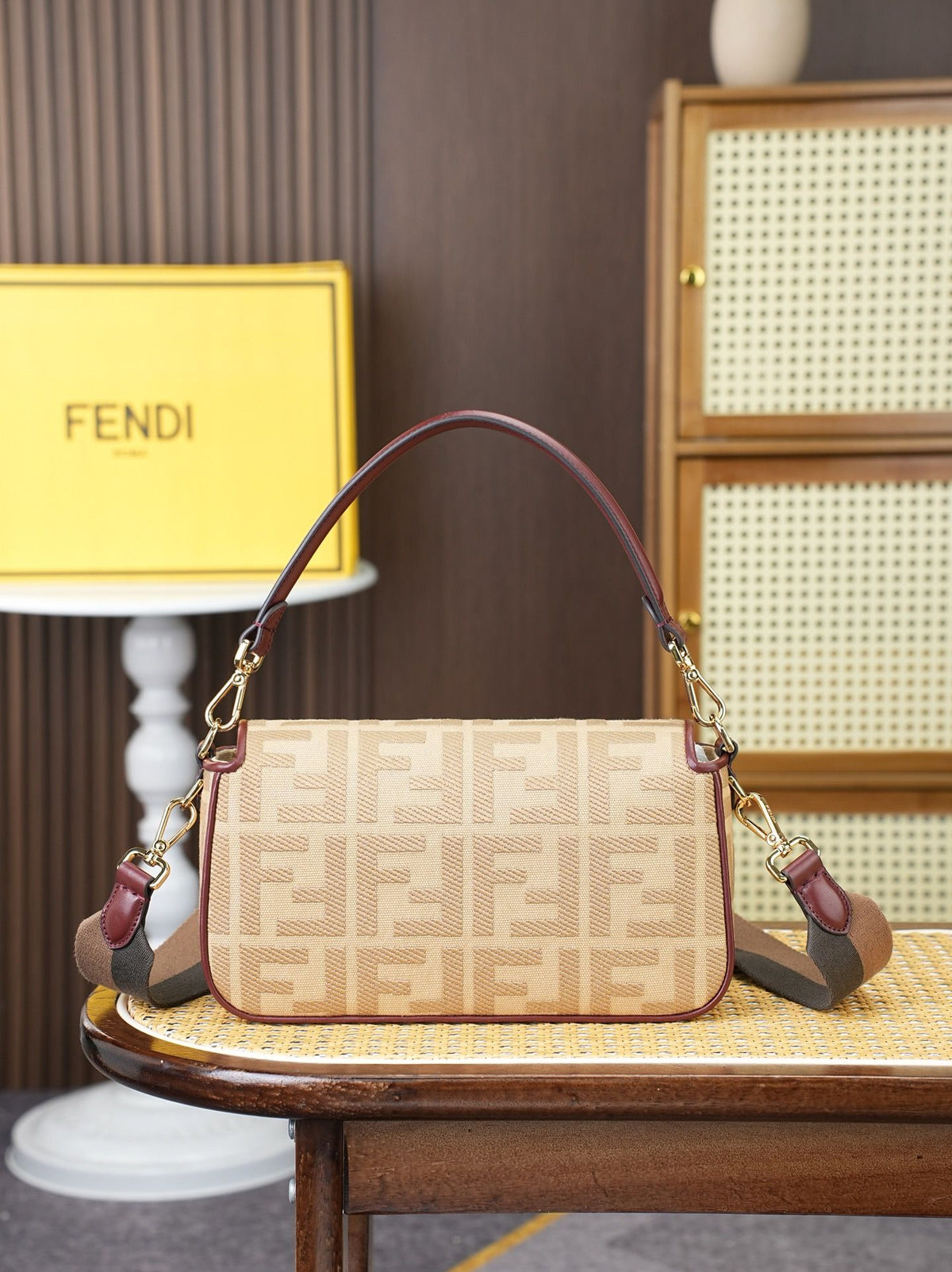 Model 18004, size 266.513.5 cm, top of the line original FENDI hot classic Baguette material is made of canvas with advanced craftsmanship to create a whole bag. Double FF three-dimensional embroidery texture is invincible, equipped with detachable and