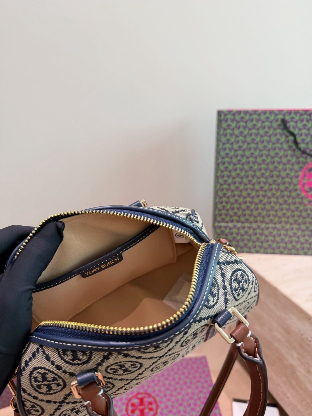 Folding gift box Tory Burch Tory Burch Tb, everyone's long-awaited Boston has finally arrived. It feels more like a small bowling bag and is also one of the hottest bag types this year. Compared with the old version, the contrasting color design is more