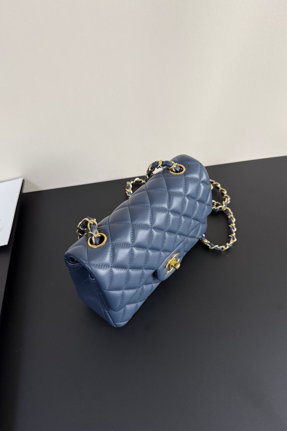 Upgraded version (full leather inside and outside) CF 20cm lambskin. Exclusive product in the market. Please see the pictures for leather details and workmanship. It is perfect. Welcome to compare. 116 dark blue gold buckle.