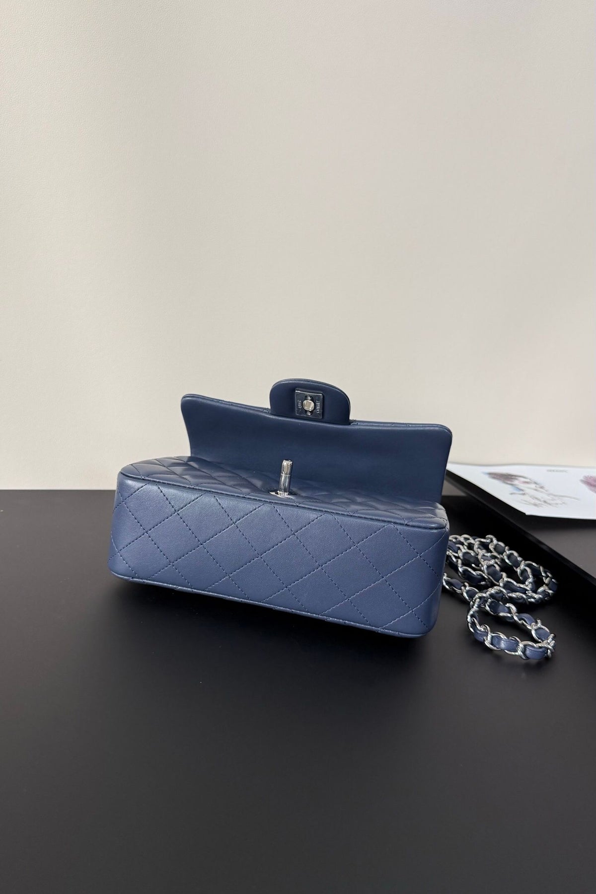Upgraded version (full leather inside and outside) CF 20cm lambskin. Exclusive product in the market. Please see the pictures for leather details and workmanship. It is perfect. Welcome to compare. 116 dark blue silver buckle.