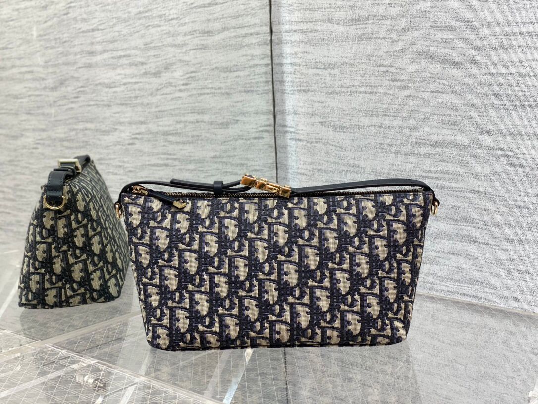 Medium size in stock, 2022 latest lunch box bag, I have to recommend it, a hot model for brick cabinets, same diamond pattern, classic old flower embroidery, iconic letters, very light for personal use, and has a good capacity. It can not only be cute