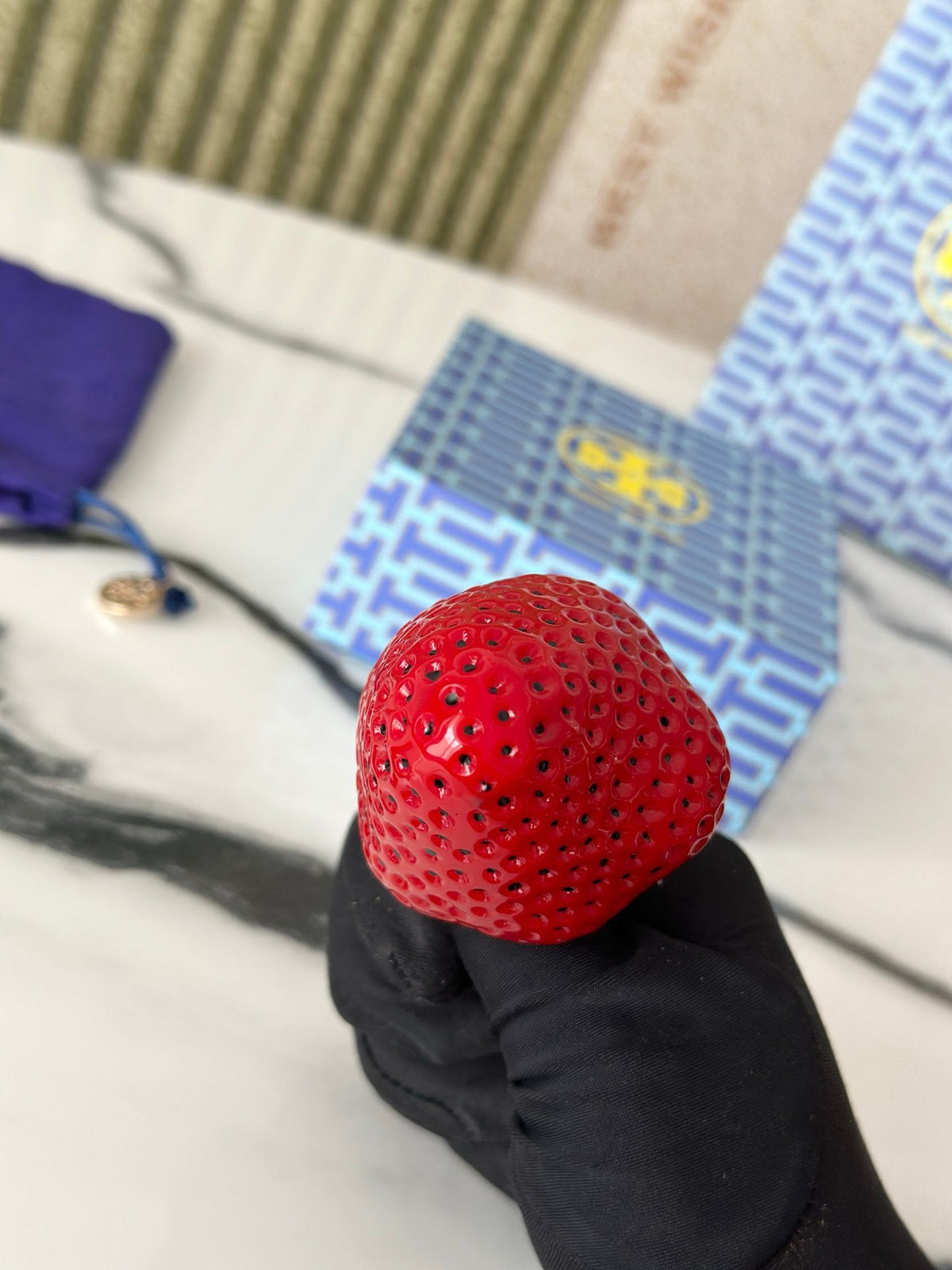 Tory Burch strawberry bag hanging in two colors. Since I found this strawberry on Xiaohongshu, I think it looks so good and cute. I love carrying a basket to match it and try it out. It can also be paired with other bags. Both red and pink colors look