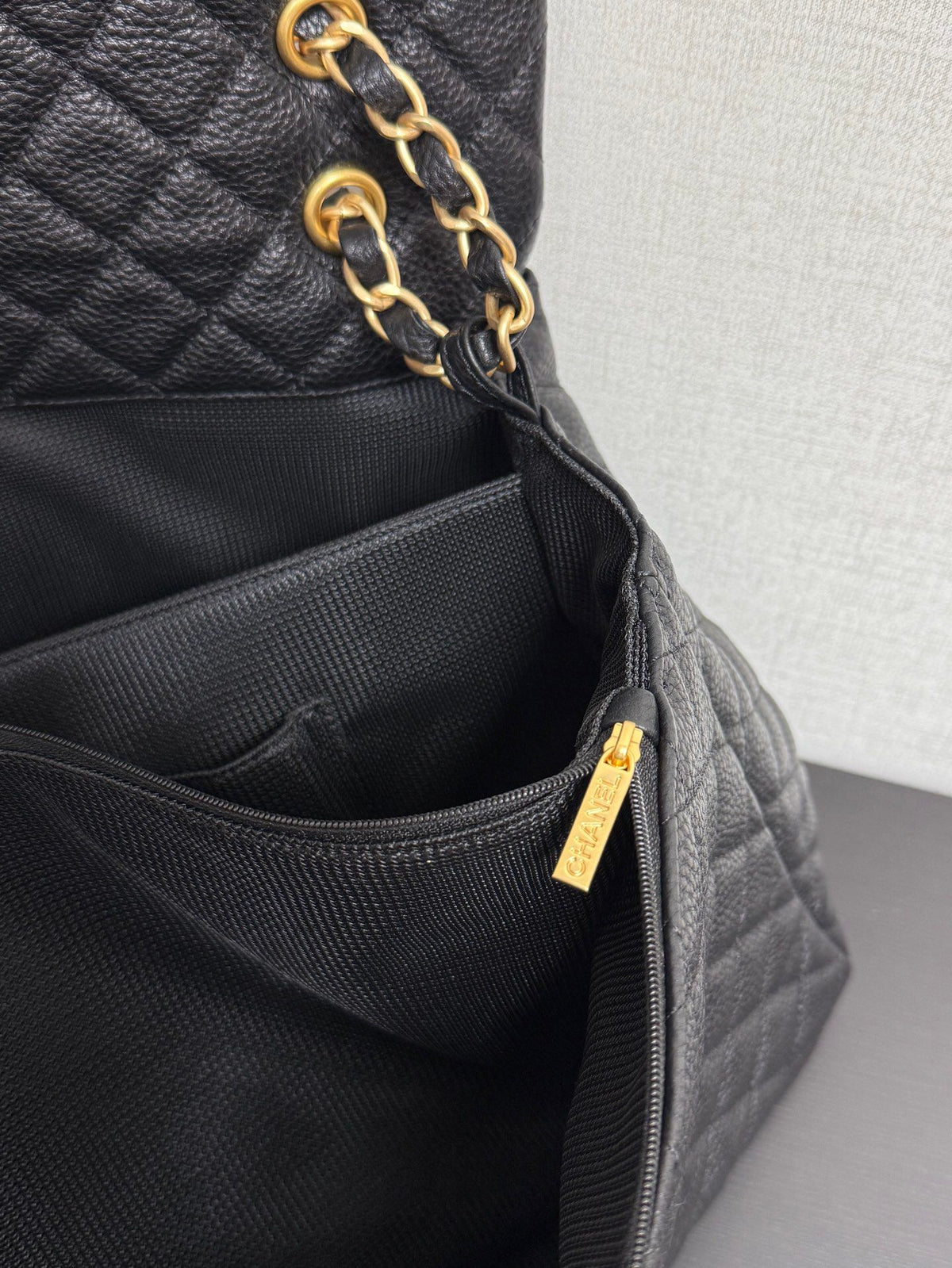 Now in stock, the airport bag is definitely a treasure. When I walk on the street with it on my back, I feel the wind becomes gentle and flattering. It has an aura of 2.8 meters and is windy even when I walk. The XXL Big Mac capacity is simply a Doraemon