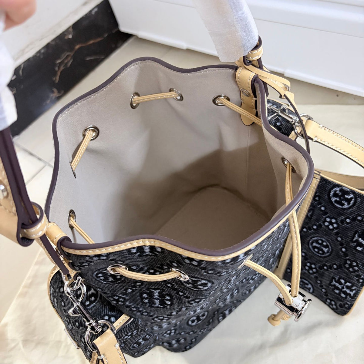 Tory Burch's T-Monogram series black presbyopia