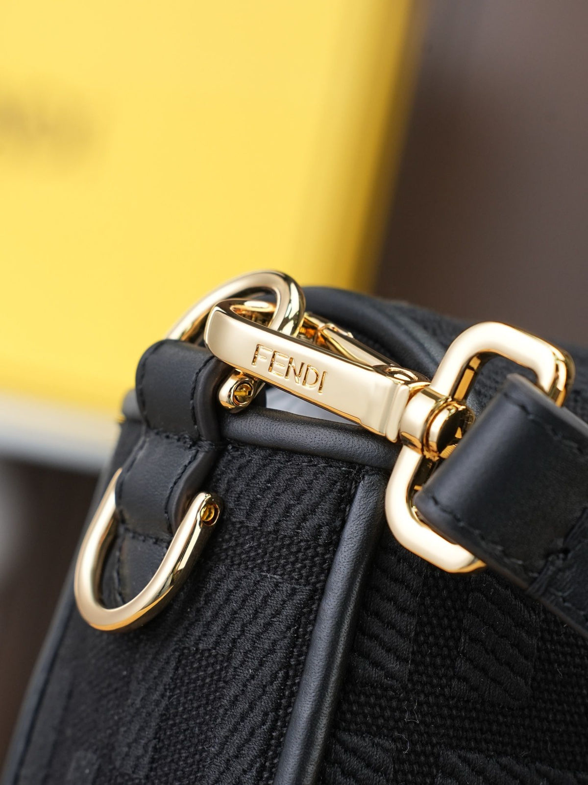 Model 18004, size 266.513.5 cm, top of the line original FENDI hot classic Baguette material is made of canvas with advanced craftsmanship to create a whole bag. Double FF three-dimensional embroidery texture is invincible, equipped with detachable and