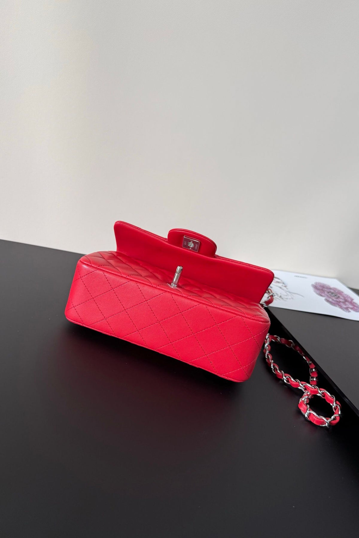 Upgraded version (full leather inside and outside) CF 20cm lambskin. Exclusive product in the market. Please see the pictures for leather details and workmanship. It is perfect. Welcome to compare. 116 red silver buckle.