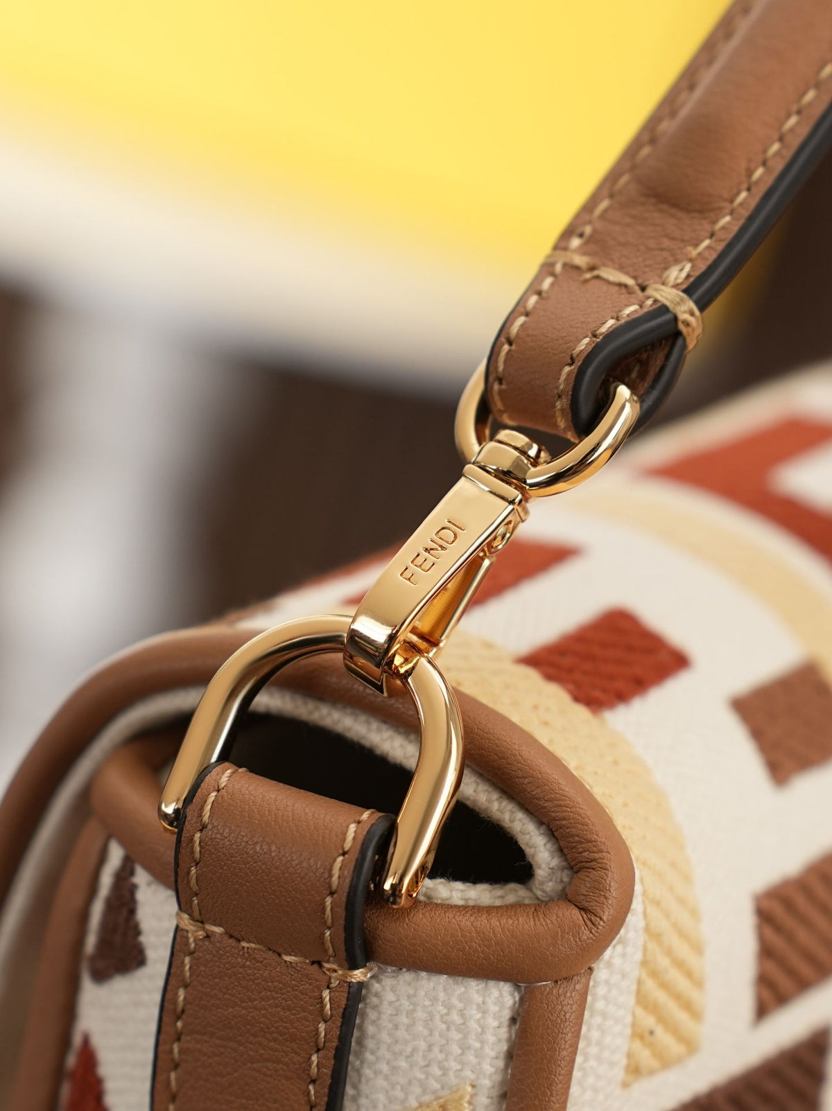 Model 6004, small size 20cm, FENDI's popular classic Baguette, crafted from high-quality canvas material, features double FF three-dimensional embroidery throughout the entire bag, creating an unparalleled texture. It comes with a detachable shoulder