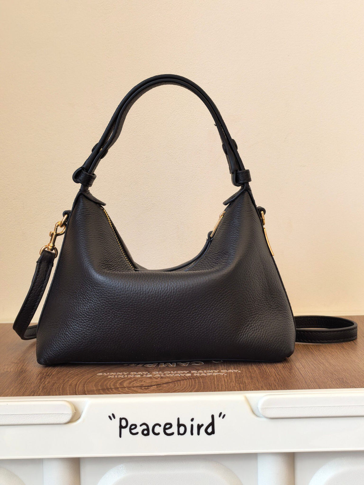 The new black TORY BURCH MELLOW SHOULDER BAG lunch box bag combines relaxation and practicality, making it a perfect match for spring and summer wear. The drop patterned cowhide feels like clouds, comfortable and lightweight, and won't press on the should
