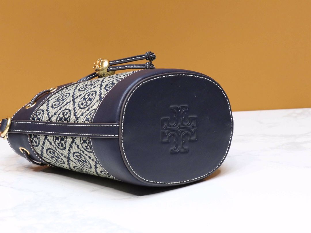 Purchasing quality 340. Small size arrived 80534 small TORY BURCH Monogram 2021 summer new drawstring bucket bag texture navy blue canvas fabric with neat bag body retro jacquard embellishment makes the overall look more casual and stylish