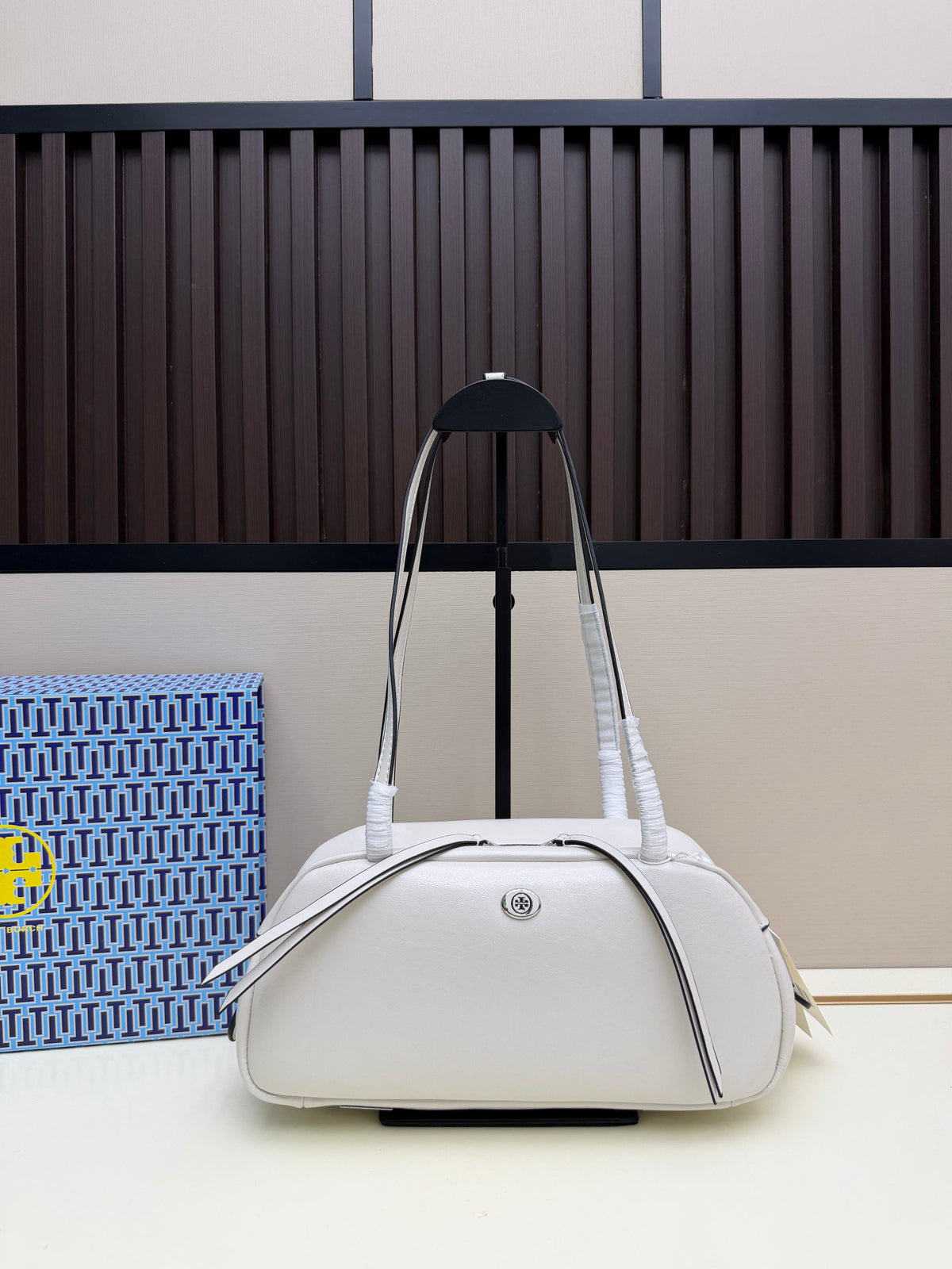 TORY BURCOBINSON SATCHEL's new bowling bag is made of oil wax cowhide material, which has a delicate, durable, simple and atmospheric feel. The front brand metal logo is highly recognizable and durable. The bag has a round shape and a large capacity