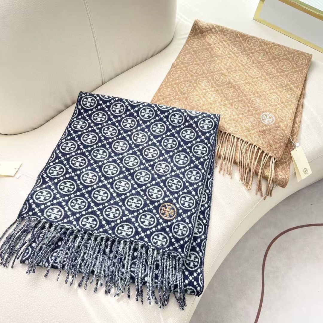 Synchronize TORY BURCH Long Scarf. It's lucky to have received this brand's products. It's really rare to see them. There are very few orders in China. The styles are really rare. The top luxury brand adheres to traditional craftsmanship and exudes a