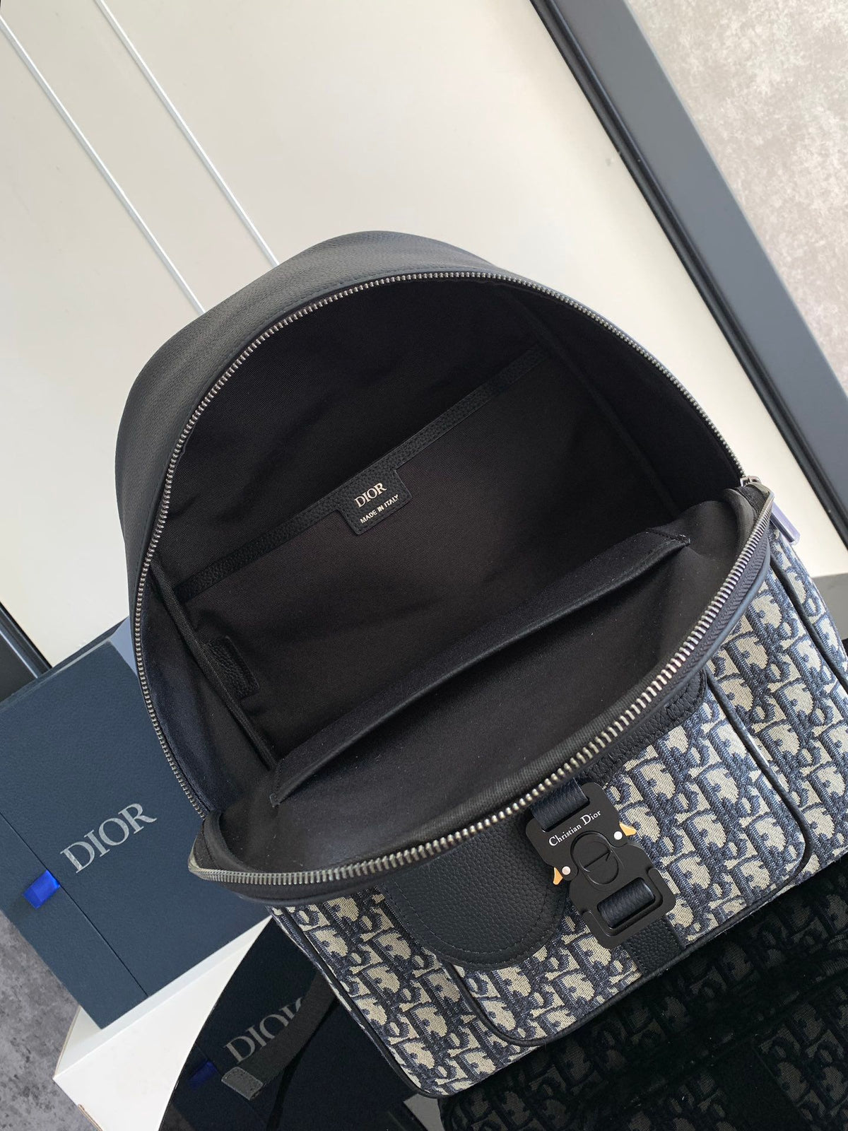 This saddle zippered shoulder bag is new for the 2024 winter series. It adopts a fashionable original design to highlight the saddle style. It is carefully made of beige and black Oblique printed fabrics and decorated with black grained calfskin leather