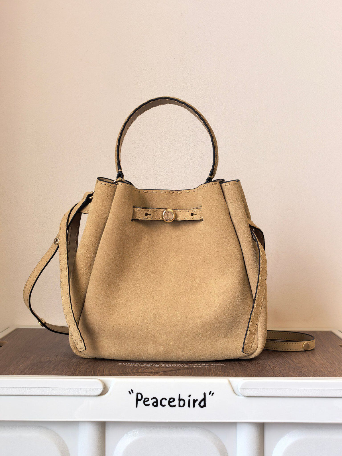Toryburch's brand new drawstring shopping tote bag with serial number 923 ROMY is a portable crossbody bucket bag made of delicate and thick cowhide material with a soft waist contour. It is the ultimate daily handbag with light weight and spacious interi