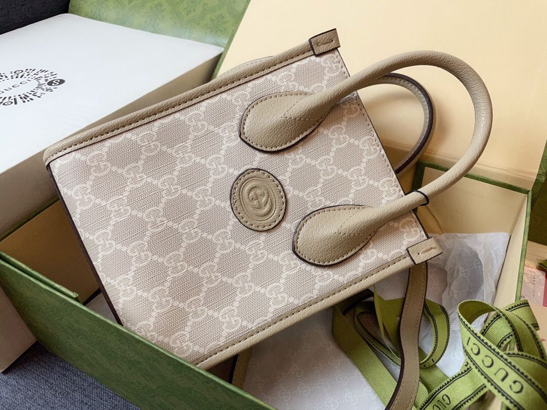 The highest version of the original factory top of the line original single with a full set of packaging Gucci bag GG Retro mini tote exploded. This mini tote is very fortunate to be the first one on the whole network to get this bag. It is completely