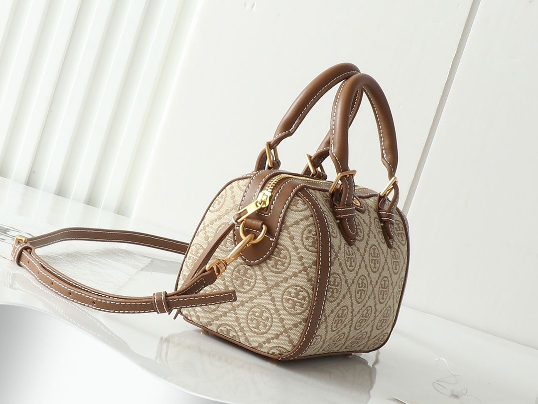 Top tier original small size in Guangzhou, original order quality, new product attention to details TORY BURCH T MONOGRAM mini jacquard wine barrel bag. This series uses woven jacquard fabric to create a charming and timeless style with unique stitching