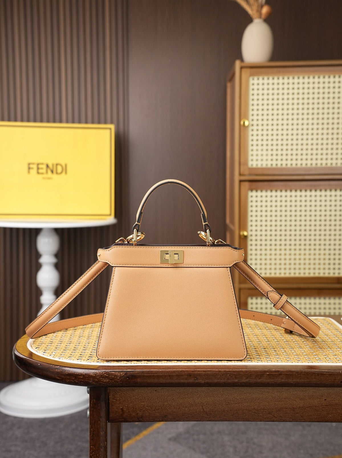 Model 8005, small size, 20x11x15cm, FE ND1 "peekaboo I see u" handbag. The brand-new "peekaboo I see u" is designed to showcase your unique side. The new style continues the classic trapezoidal contour and square twist lock design of the original "peekabo