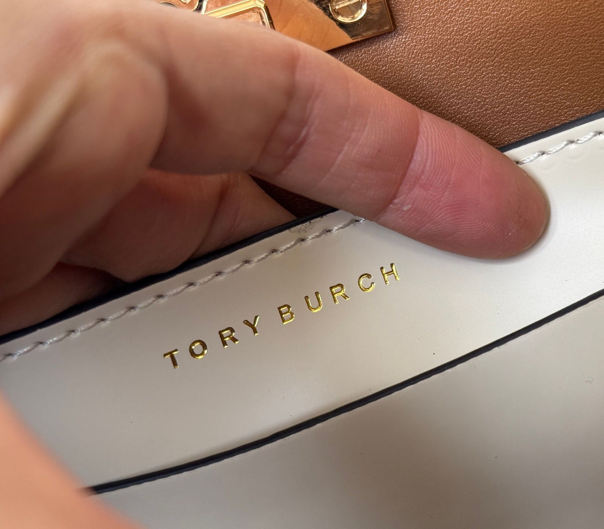 TORY BURCH ELEANOR SLIM SHOULDER BAG New armpit bag Rocket bag has ultra-thin size, upper back is not cumbersome, and it can hold necessities. It is suitable for different occasions. Pure steel hardware magnetic tape opening and closing design. The first