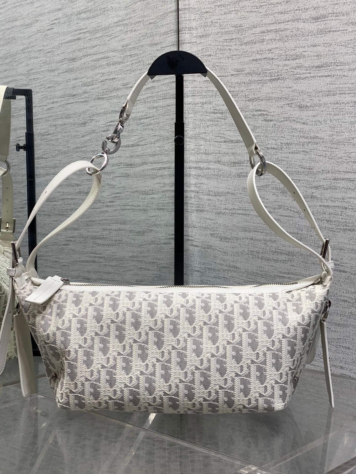 Small size in stock Journey white gray cloth silver buckle series It feels so summery. The white gray cloth fabric is matched with milky white calfskin. The light color looks fresh and healing. The hobo bag has a relaxed feeling. The shape of the bag is