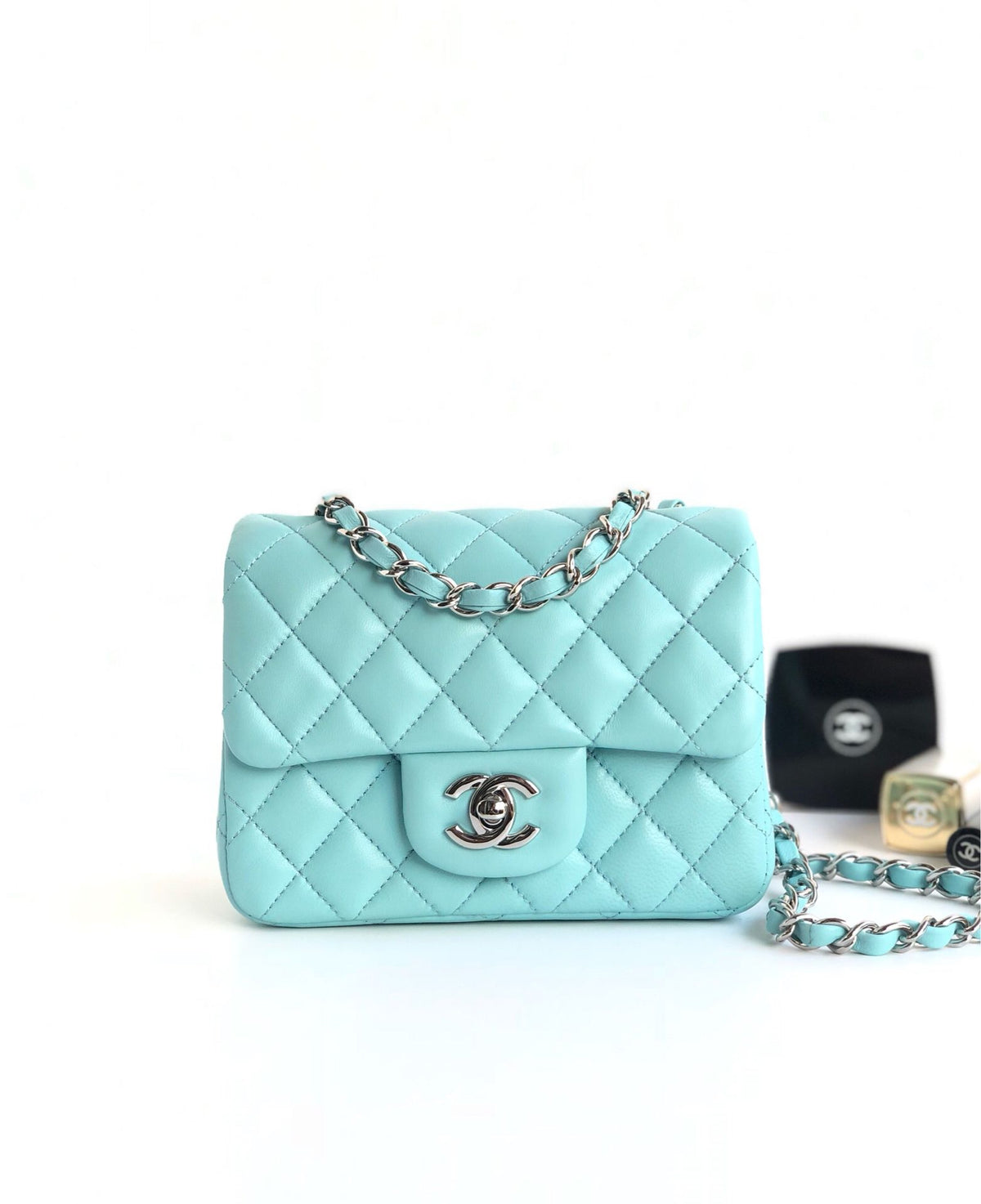 Fang Fatzi Mini 17cm CF has a very feminine elegance and inherits classics. It is listed as the historical sales champion and is an indispensable piece in every pink fan’s wardrobe. 17cm650 Sheepskin