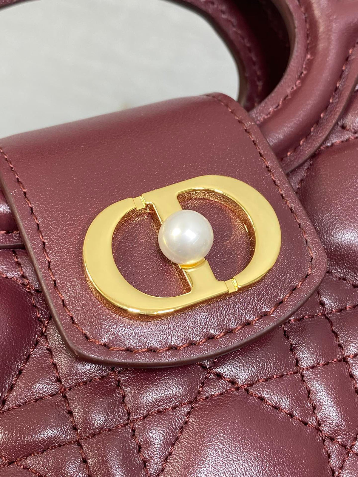 Jolie Top Handle Mini I have no resistance to this kind of exquisite small bag. Carrying a large bag is too tiring. I really like this compact model. It is small, but it can be stuffed with tissues when going out. The best thing is that it can be carried