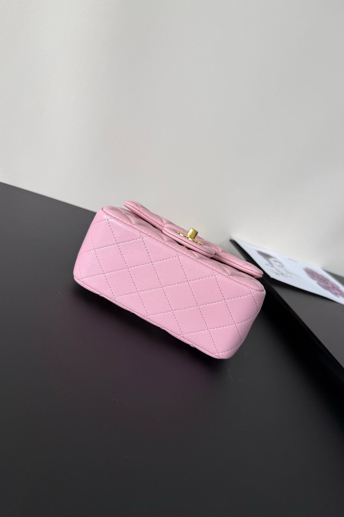 Pink gold buckle Classic Flap classic Cf square fat return is exquisite and durable. It is a timeless style that can be matched with anything.