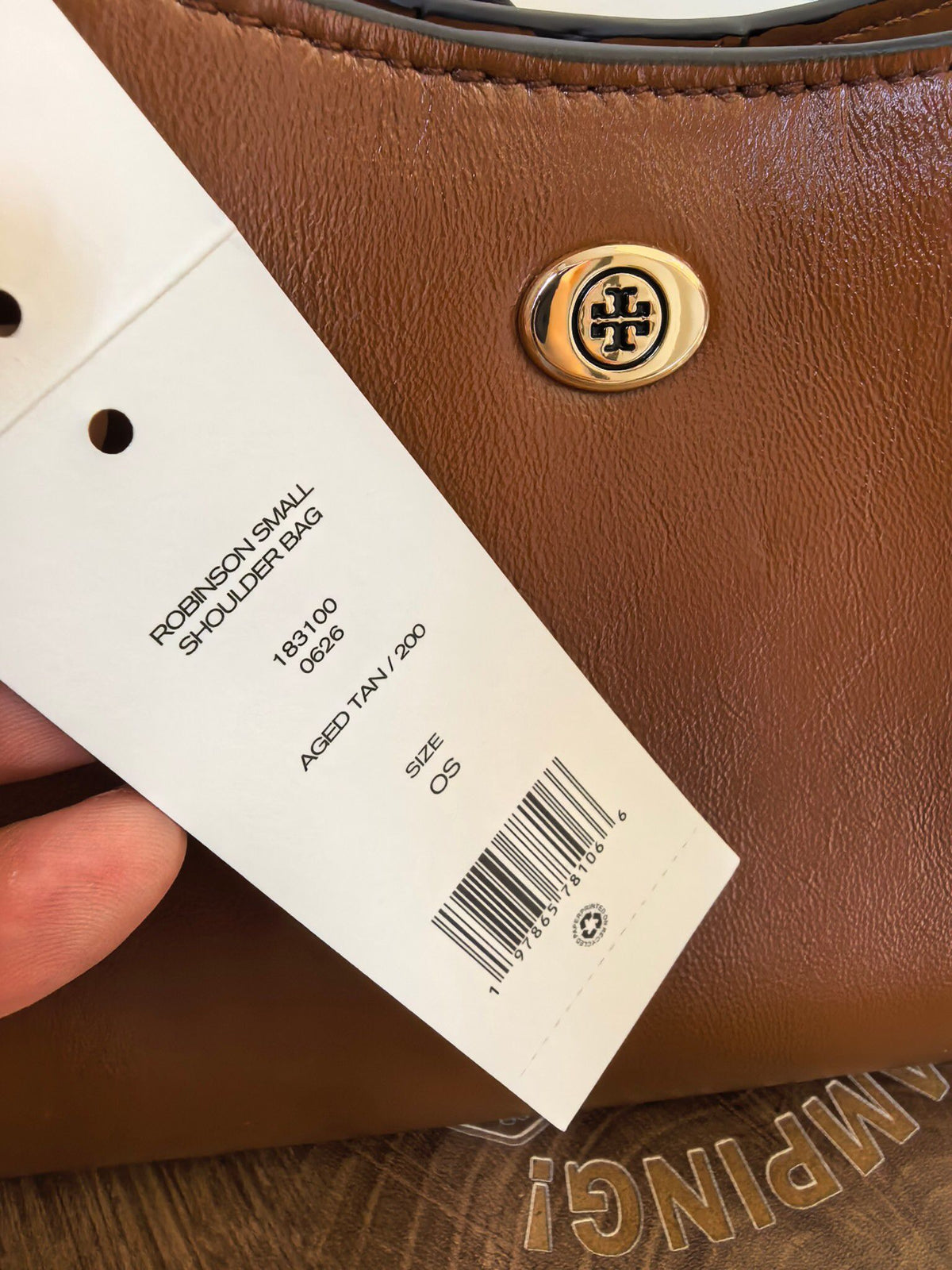 Number: TORY BURCH SMART ROBINSON SHOULDER BAG. The new model is made of oil and wax cowhide, with a smooth and textured surface for daily maintenance. It is super convenient and simple in style. The metal logo is low-key and has a sense of detail. The