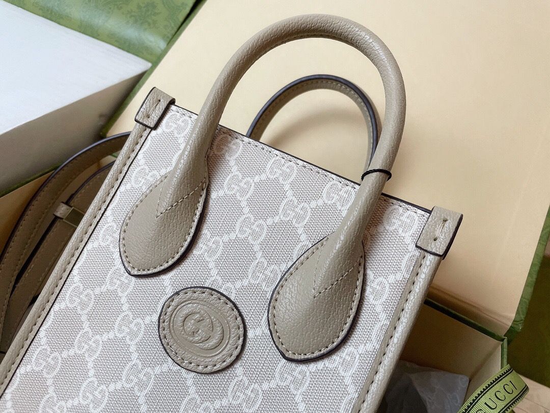 The highest version of the original factory top of the line original single with a full set of packaging Gucci bag GG Retro mini tote exploded. This mini tote is very fortunate to be the first one on the whole network to get this bag. It is completely