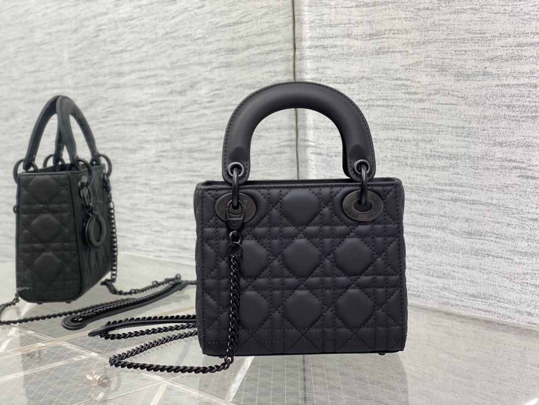 The three-compartment matte black ready-made cannage pattern matte calfskin flip-top Princess Diana bag is a must-have three-compartment small bag. It is charming, elegant and full of aura. It is also full of femininity when carried cross-body. Classic