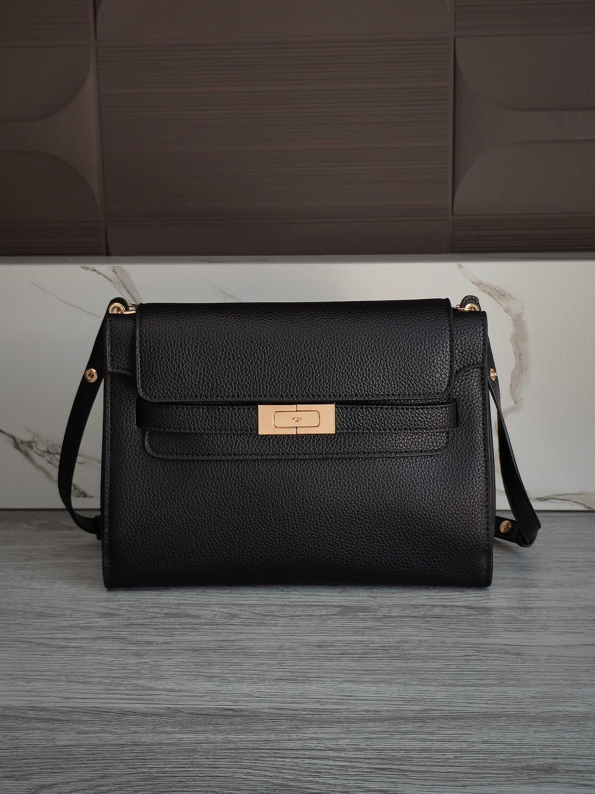 The new 240 Tory Burch Radziwill series medium-sized shoulder bag is made of lychee patterned cowhide leather, which is delicate and durable, and becomes more shiny with use. The bag shape is simple and atmospheric, inspired by the Kelly bag