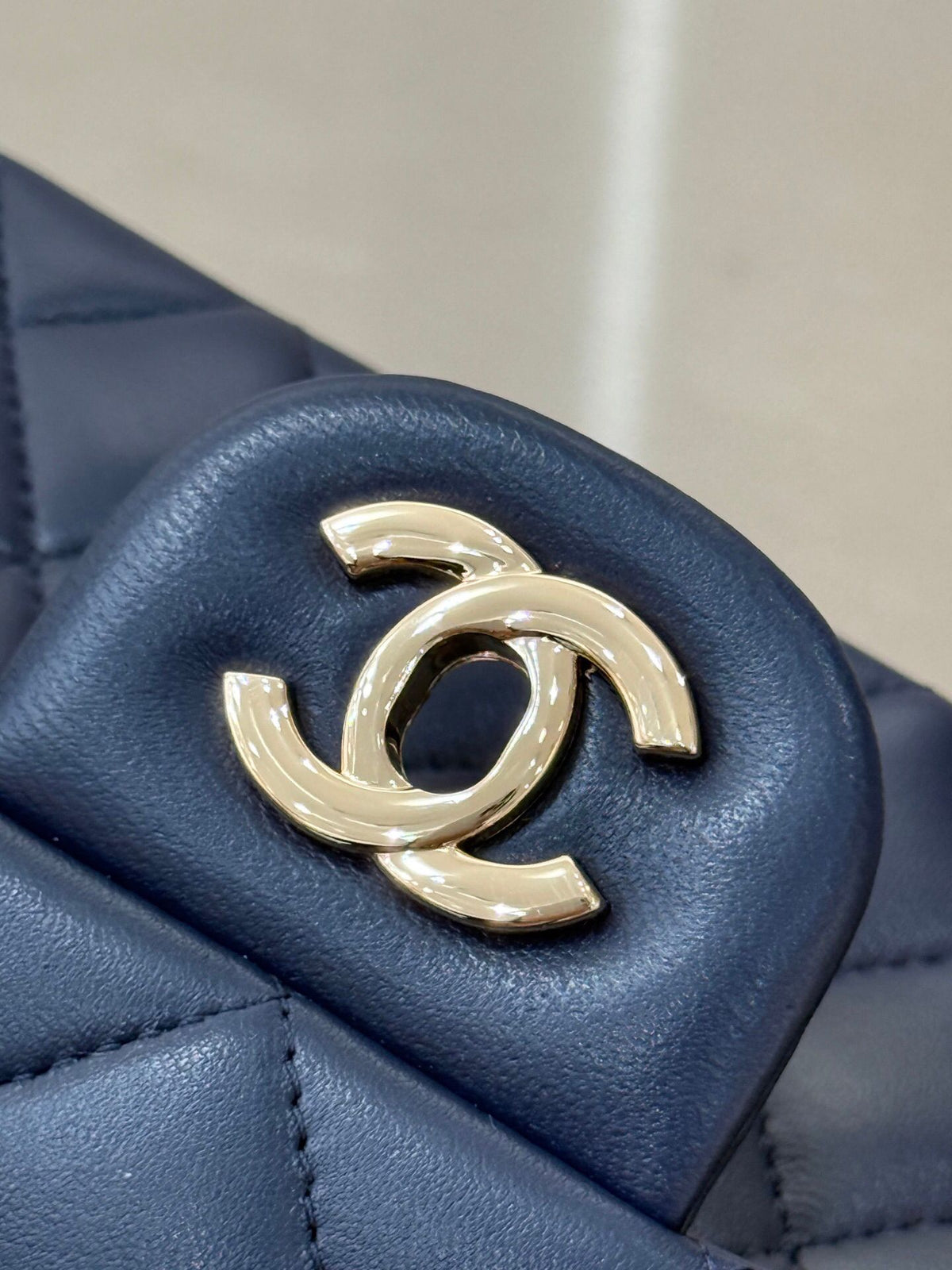 "Classic Flap" Classic large mini bag Aries