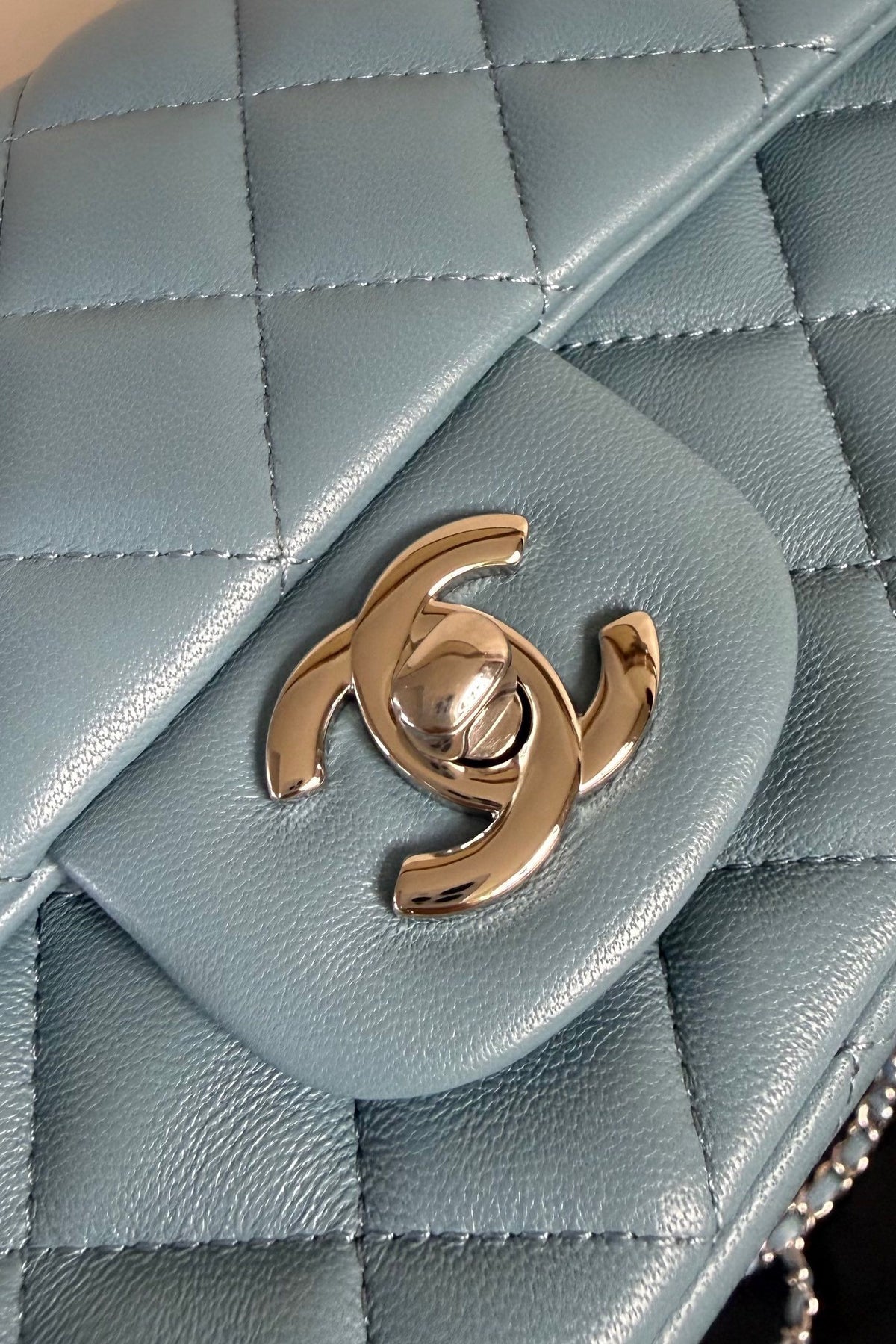 Upgraded version (full leather inside and outside) CF 20cm lambskin. Exclusive good product on the market. Please see the pictures for leather details and workmanship. It is perfect. Welcome to compare. 116 light blue