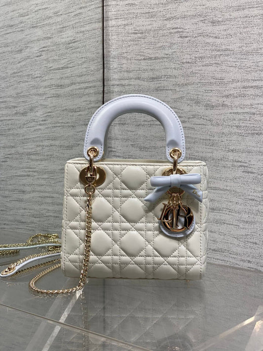 Classic Lady's latest bow-tie Princess Diana bag. A must-have three-compartment bag for everyone. Charming, elegant and full of aura. It is also full of femininity when carried cross-body. Classic fashion style. This beautiful bag is available on Instagra