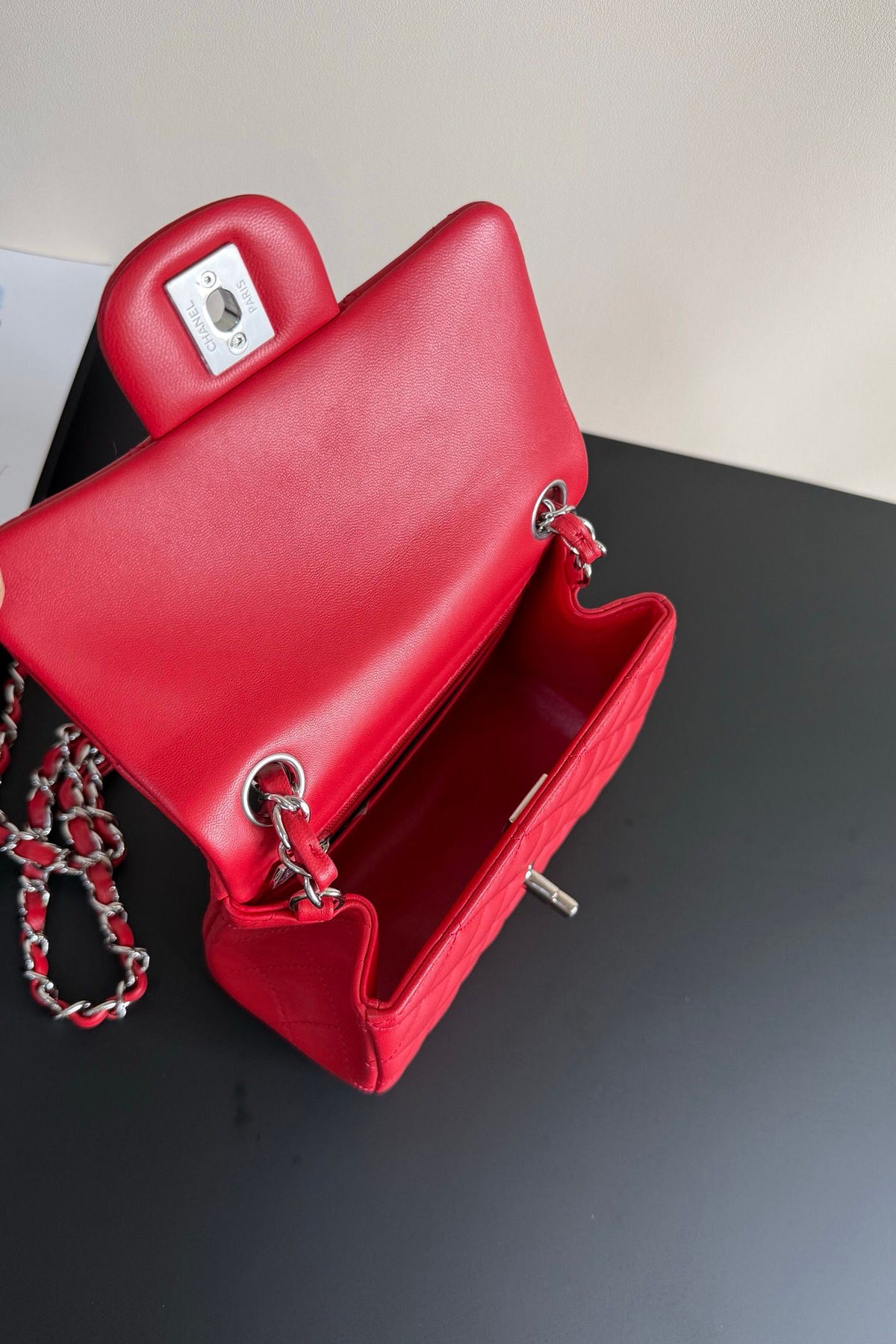 Big red silver buckle Classic Flap classic Cf square fat return is exquisite and durable, a timeless style that can be matched with anything