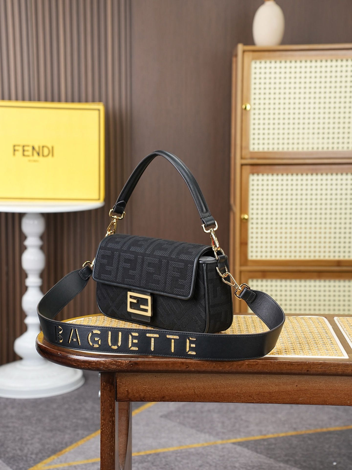 Model 18004, size 266.513.5 cm, top of the line original FENDI hot classic Baguette material is made of canvas with advanced craftsmanship to create a whole bag. Double FF three-dimensional embroidery texture is invincible, equipped with detachable and
