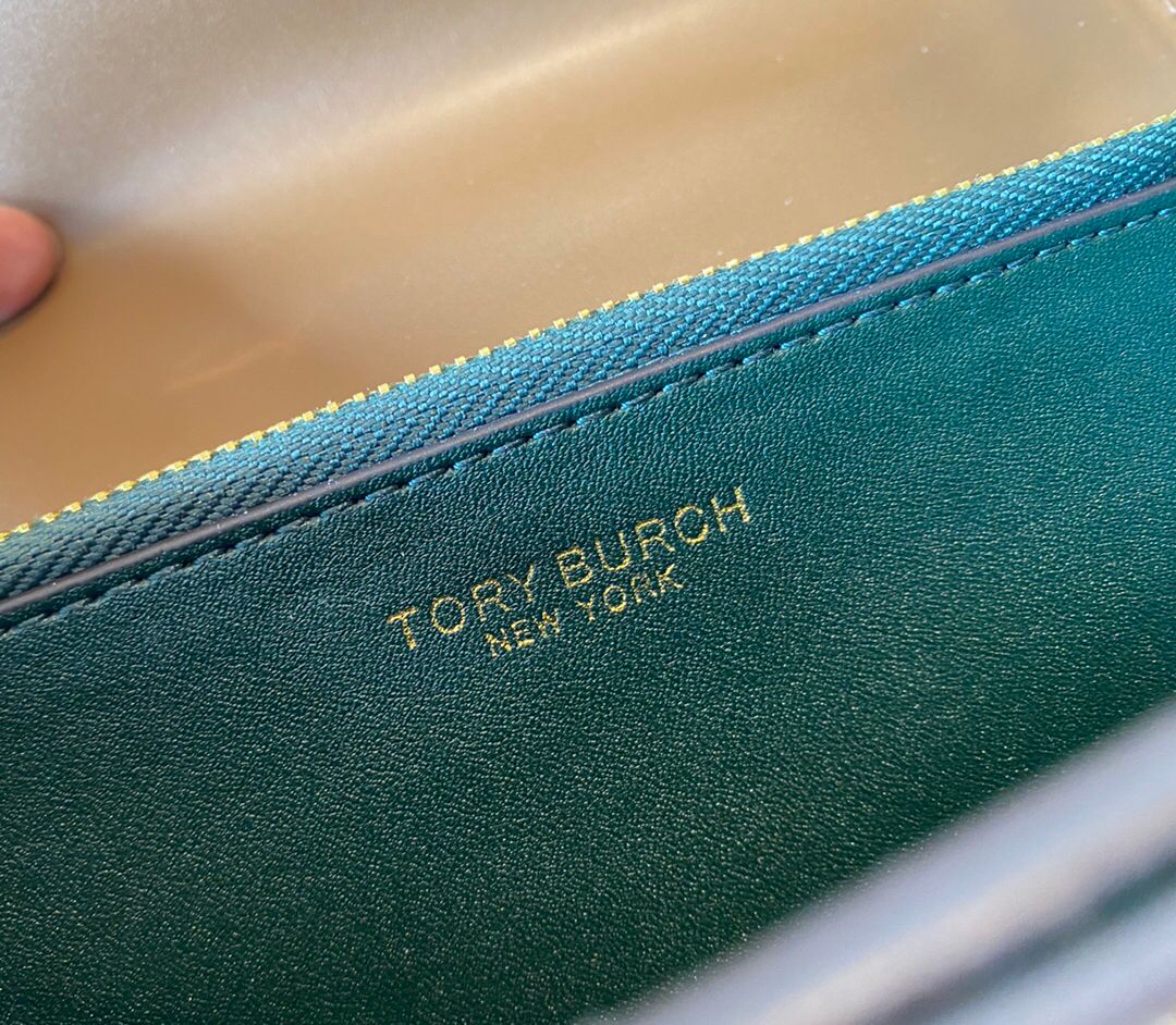 The apricot colored TORY BURCH ELEANOR SAMLL CONVERTIBLE SHOULDET BAG new tofu bag classic box bag is undoubtedly a good-looking and practical style with a stiff body