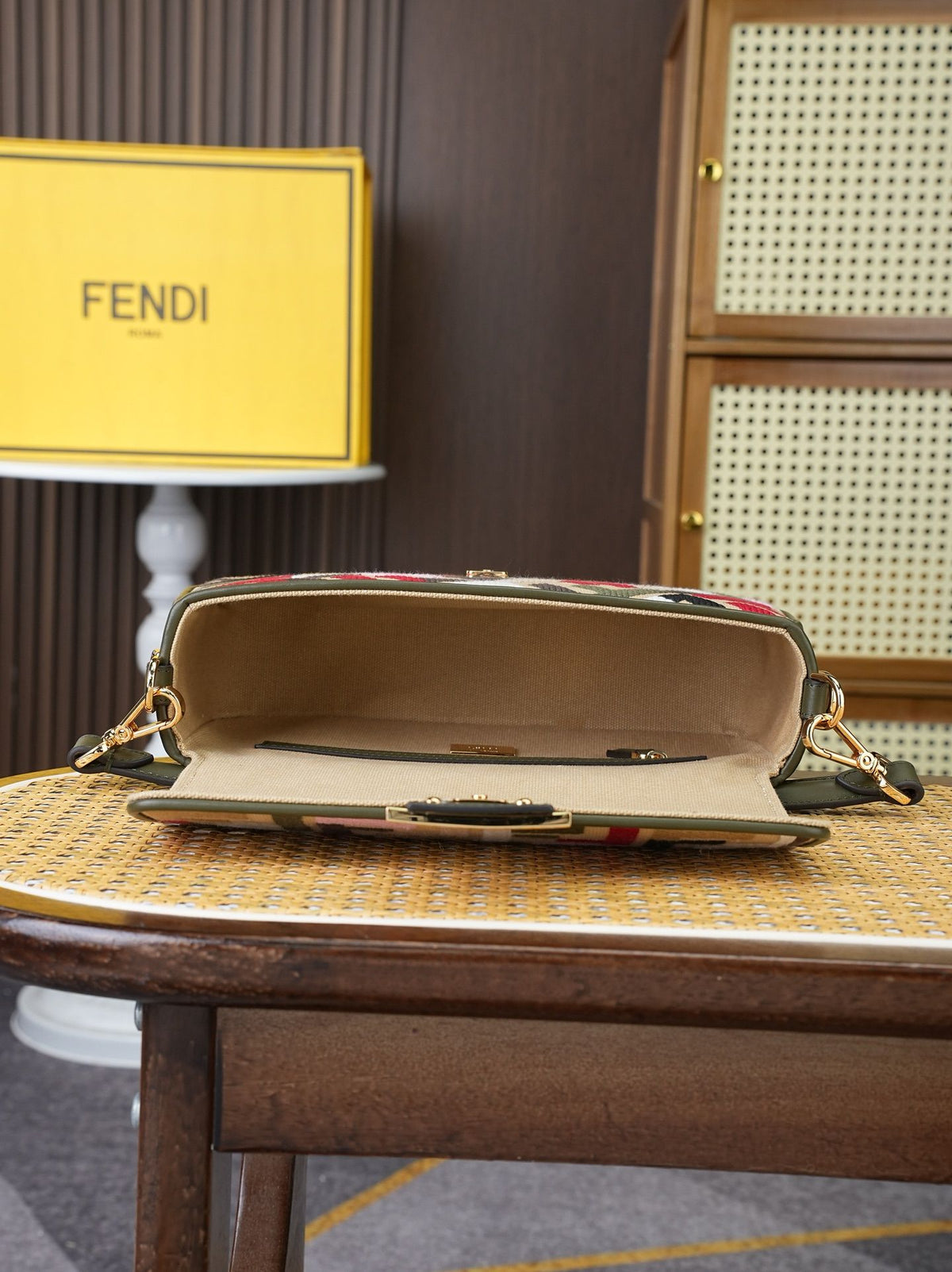 Model 18004, size 266.5 x 13.5 cm, top-grade original FENDI, popular classic Baguette. The raw material is made of high-quality canvas craftsmanship. The entire bag features double FF three-dimensional embroidery with an unparalleled texture. It comes