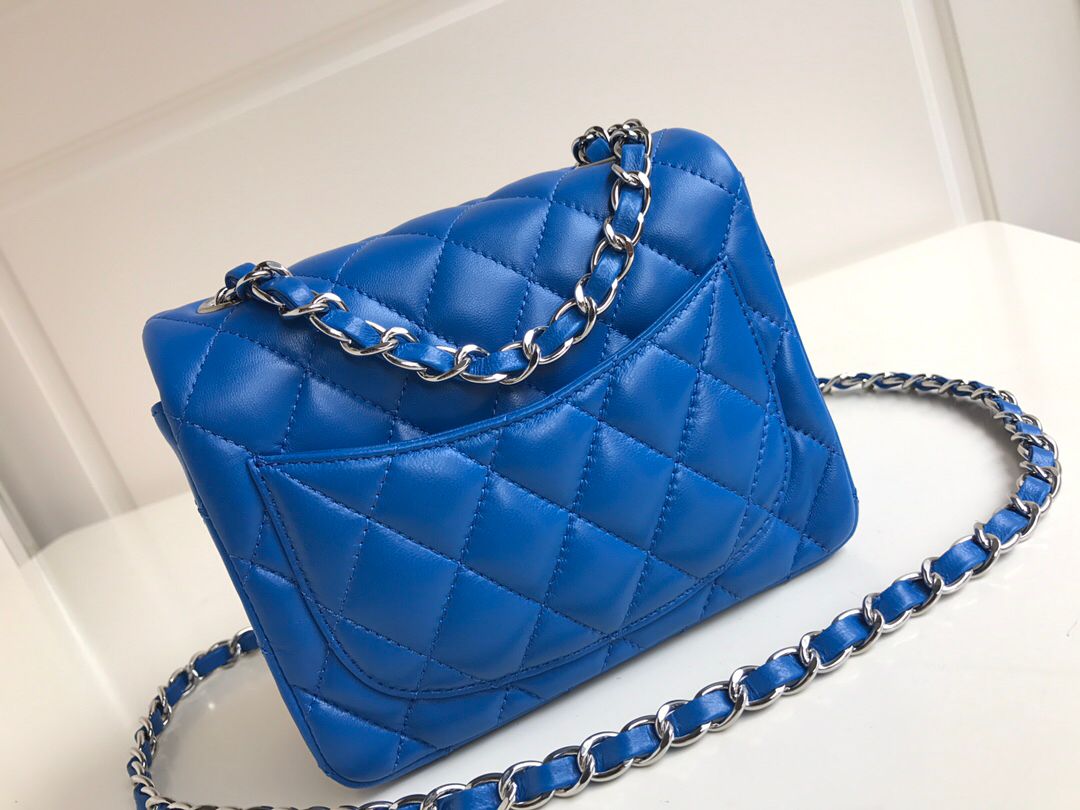 Fang Fatzi Mini 17cm CF has a very feminine elegance and inherits classics. It is listed as the historical sales champion and is an indispensable piece in every pink fan’s wardrobe. 17cm650 Sheepskin