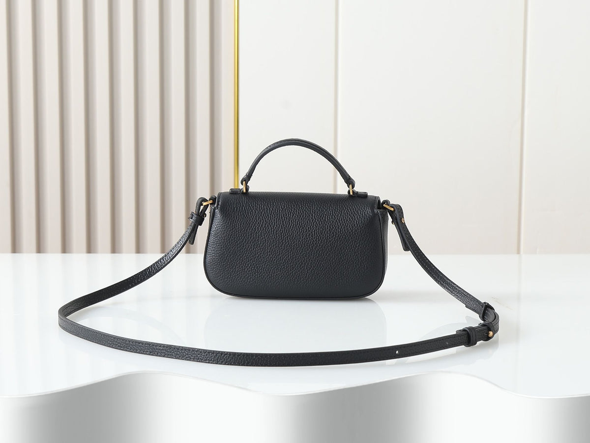 Top layer cowhide 300 Tory Burch's "caramel cube" lychee patterned leather feels a bit delicate and grainy to the touch, with a golden logo secretly flashing in the sunlight. TB handheld slanted hanging bag