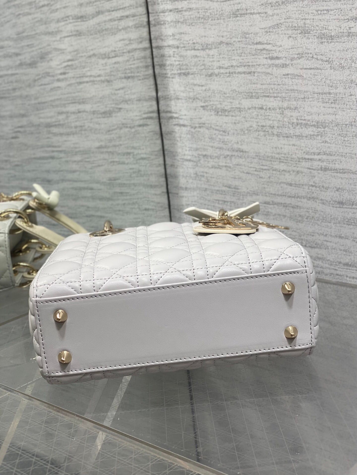 Lady's latest four-lattice bow Diana bag is carefully made of lambskin. It is a must-have Princess Diana bag for everyone. It is charming, elegant and full of aura. It is also full of femininity when carried cross-body. It has a classic fashion style